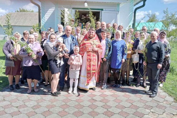 Релігійна громада села Тур'я після святкового богослужіння