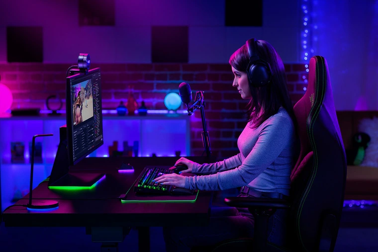 дівчина за ноутом