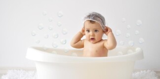 дитина в ванній