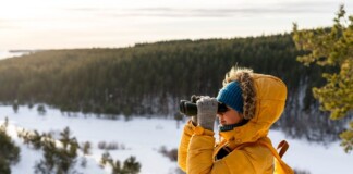 людина з біноклем