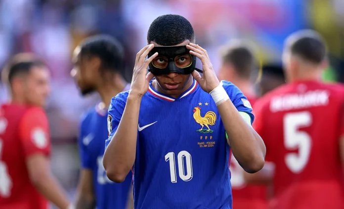 Кіліан Мбаппе в масці Кіліан Мбаппе в масці