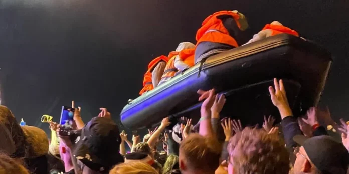 Перформанс Бенксі на фестивалі Гластонбері Перформанс Бенксі на фестивалі Гластонбері (Фото:Safi Bugel/The Guardian)