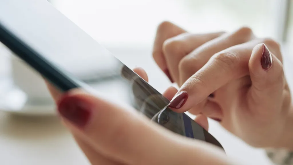 телефон в руках