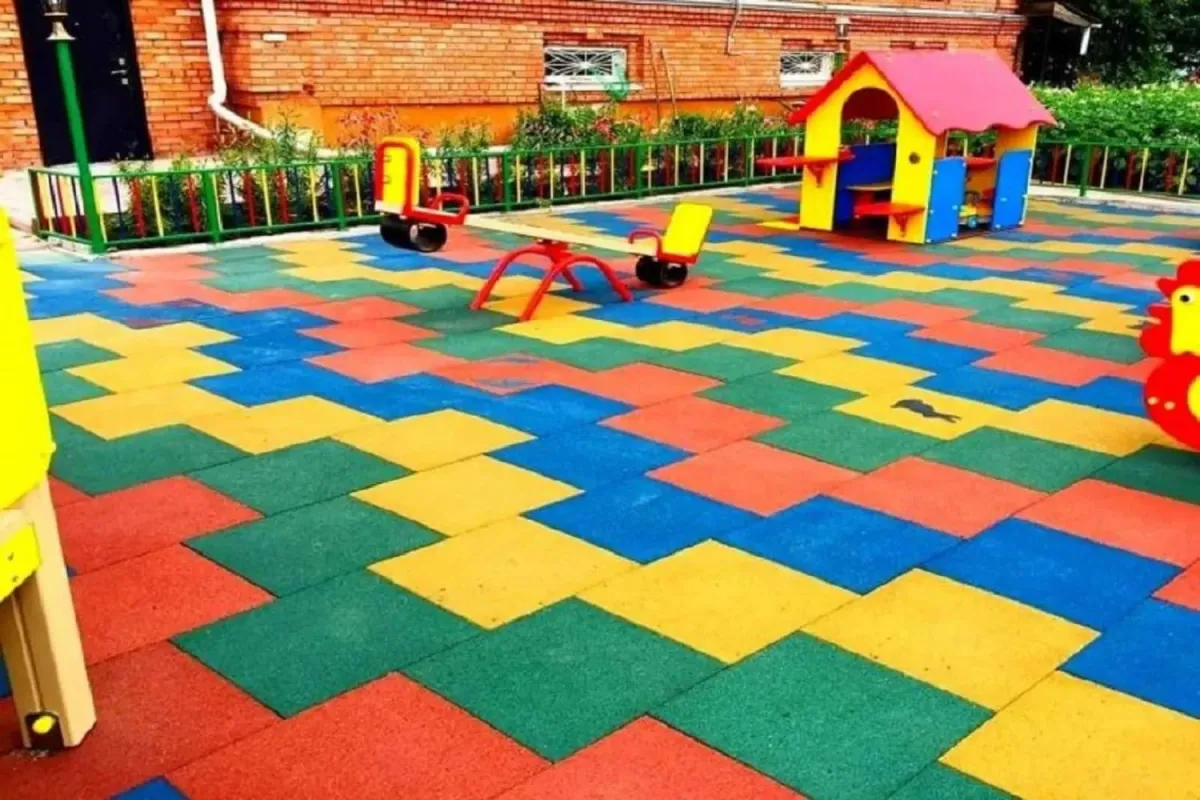 дитячий майданчик