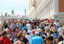 Названо топ-10 європейських міст, що “задихаються” від туристів