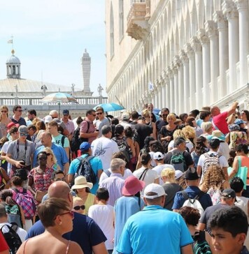 Названо топ-10 європейських міст, що “задихаються” від туристів