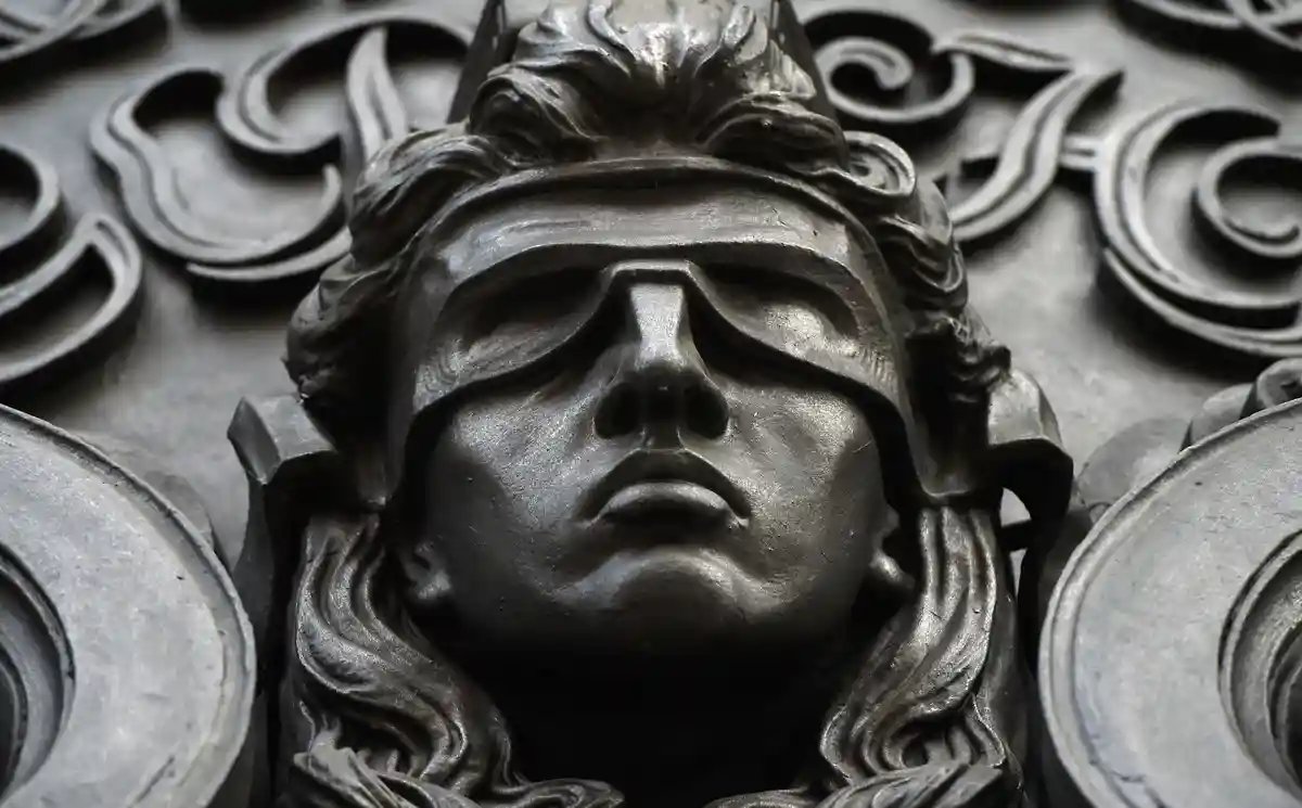 Фігурка сліпого Юстиція. Фото: Sonja Wurtscheid/dpa/Symbolbild