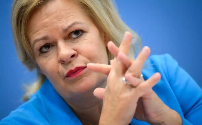 Фезер закликала до пильності на різдвяних ярмарках