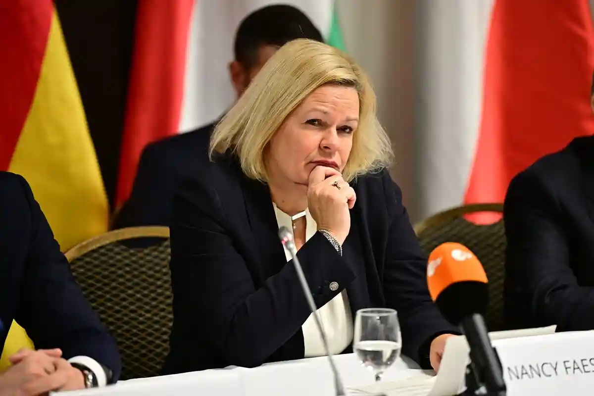 Фезер закликала контролювати заборону на ножі на ярмарках