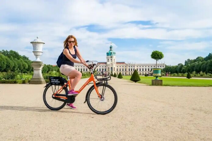 Вагітна жінка на велосипеді та міфи про це