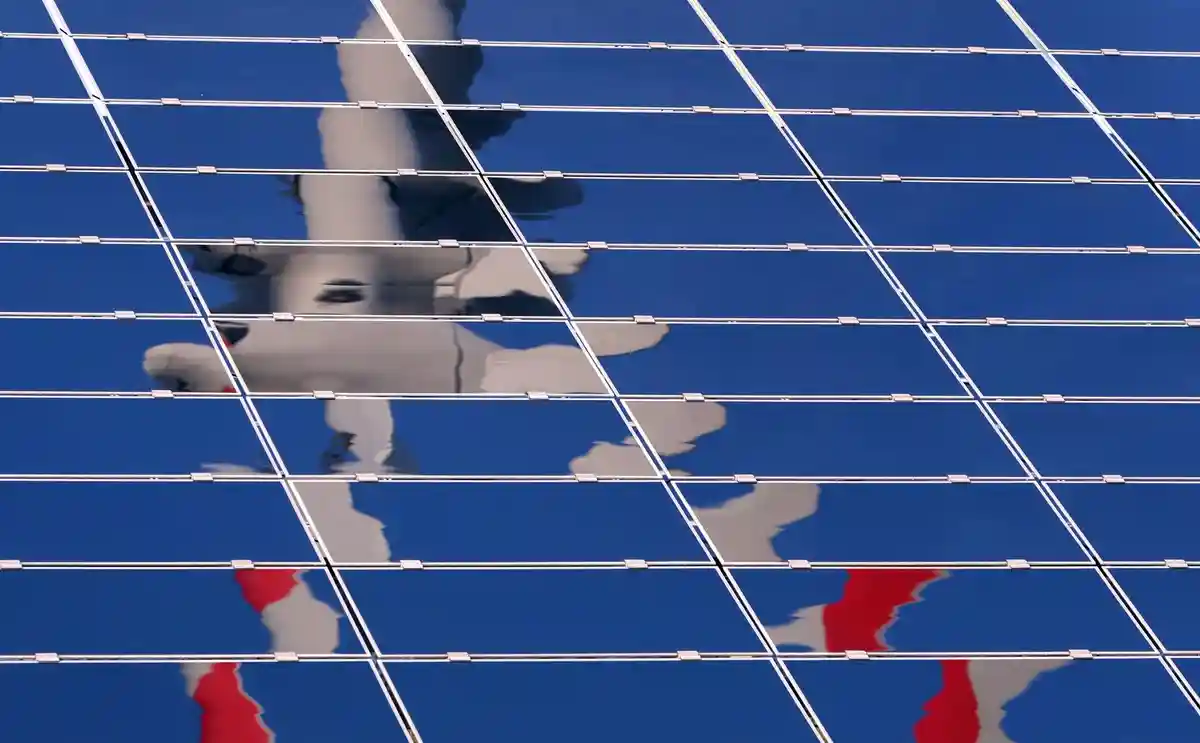 Вітряна турбіна відбивається у сонячній установці. Фото: Karl-Josef Hildenbrand/dpa/Archivbild