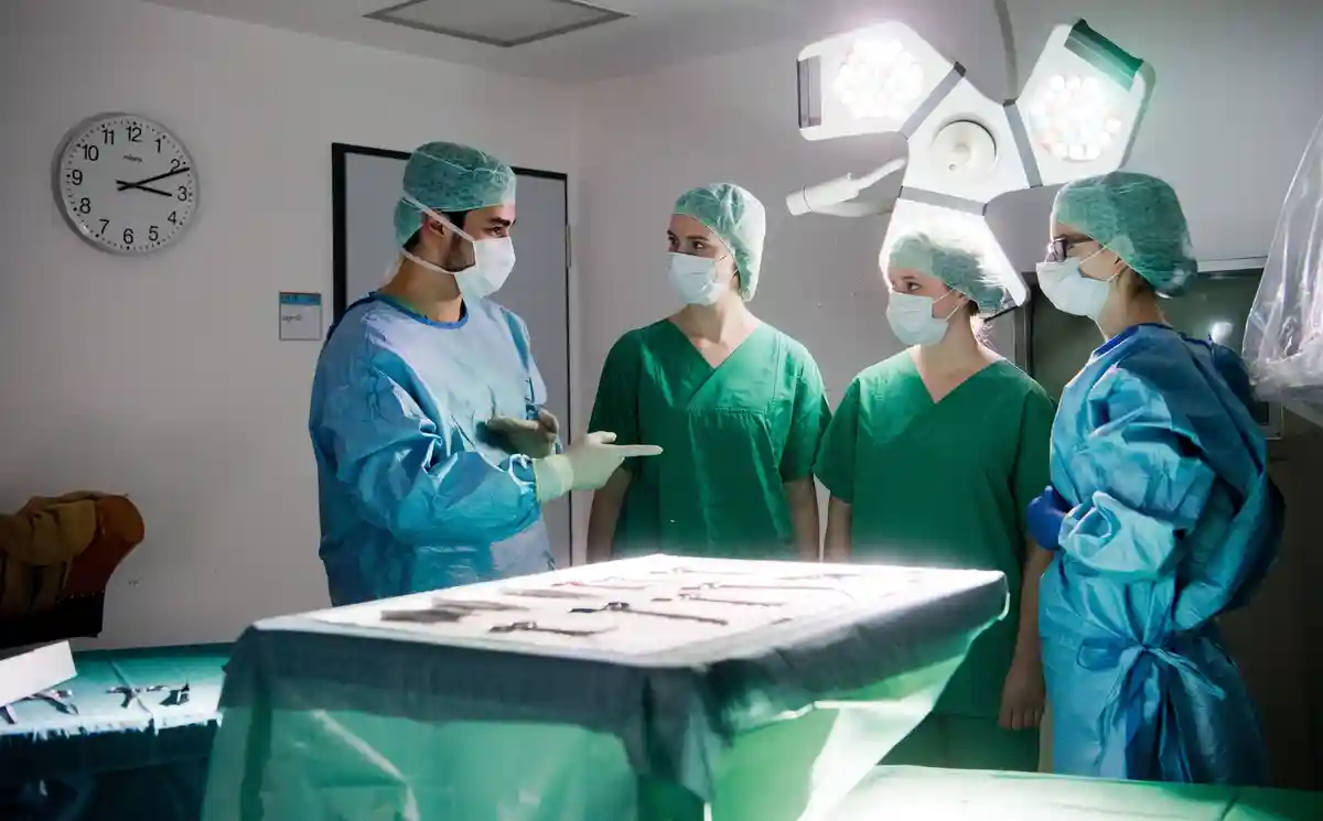 Медичні дослідження. Фото: Julian Stratenschulte/dpa