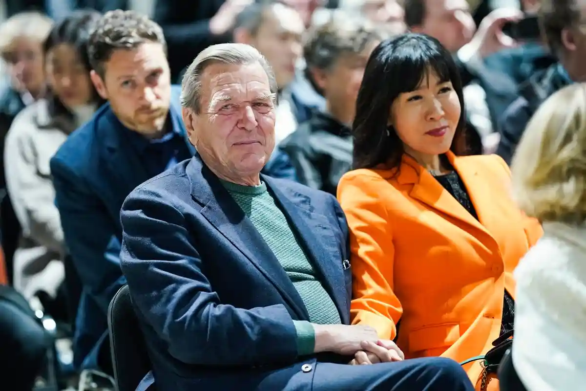 Герхард Шредер зі своєю дружиною. Фото: UWE ANSPACH/DPA 