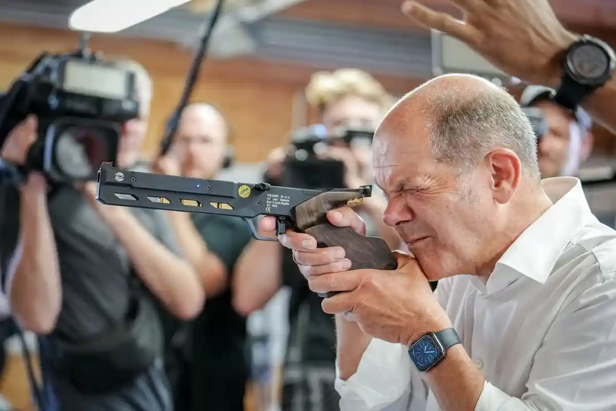 Федеральний канцлер Olaf Sholts (SDPG) стріляє лазерним пістолетом на олімпійській базі в Потсдамі. Фото: Kay Nietfeld/DPA