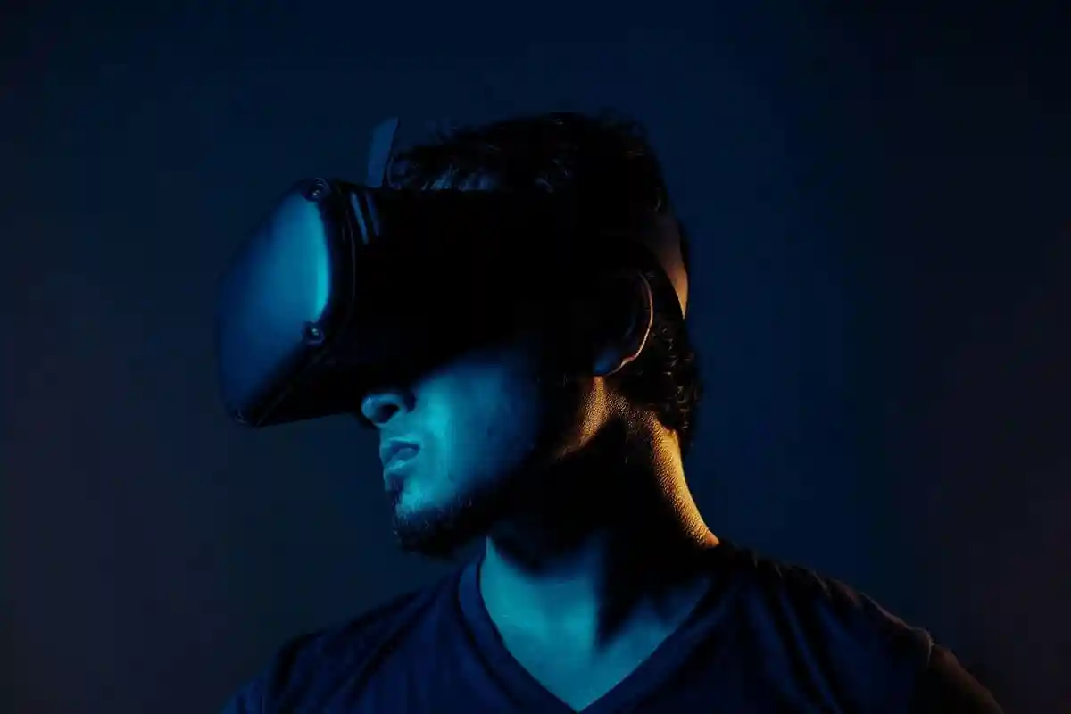 VR проти тривоги: як технології змінюють психотерапію. Фото: Minh Pham / unsplash.com