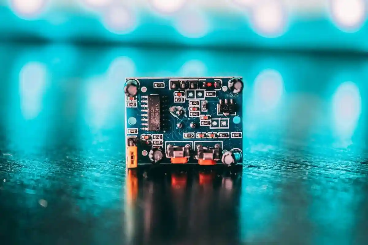 Фотоні чіпи: запуск запуску замінює електроніку. Фото: Джейсон Джаррах / unsplash.com