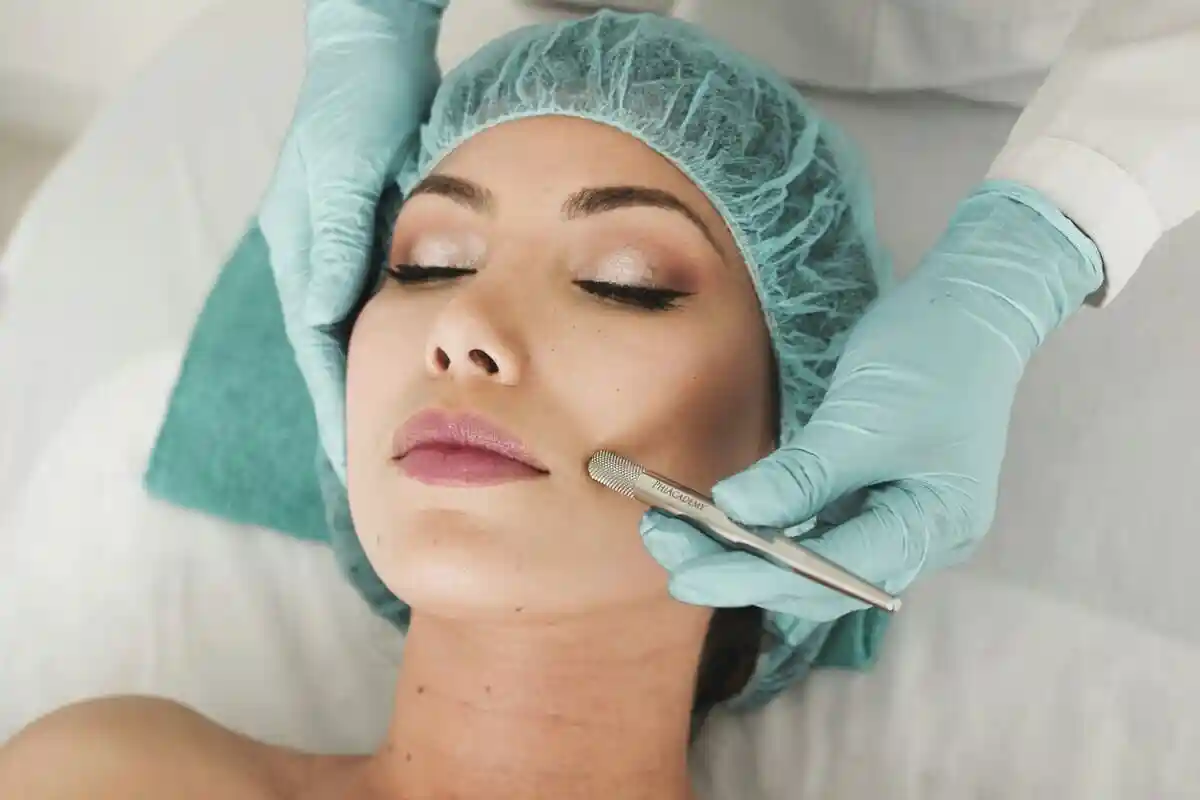 Ботокс незаконні процедури процвітають у Німеччині. Фото: Karelys ruiz / unsplash.com