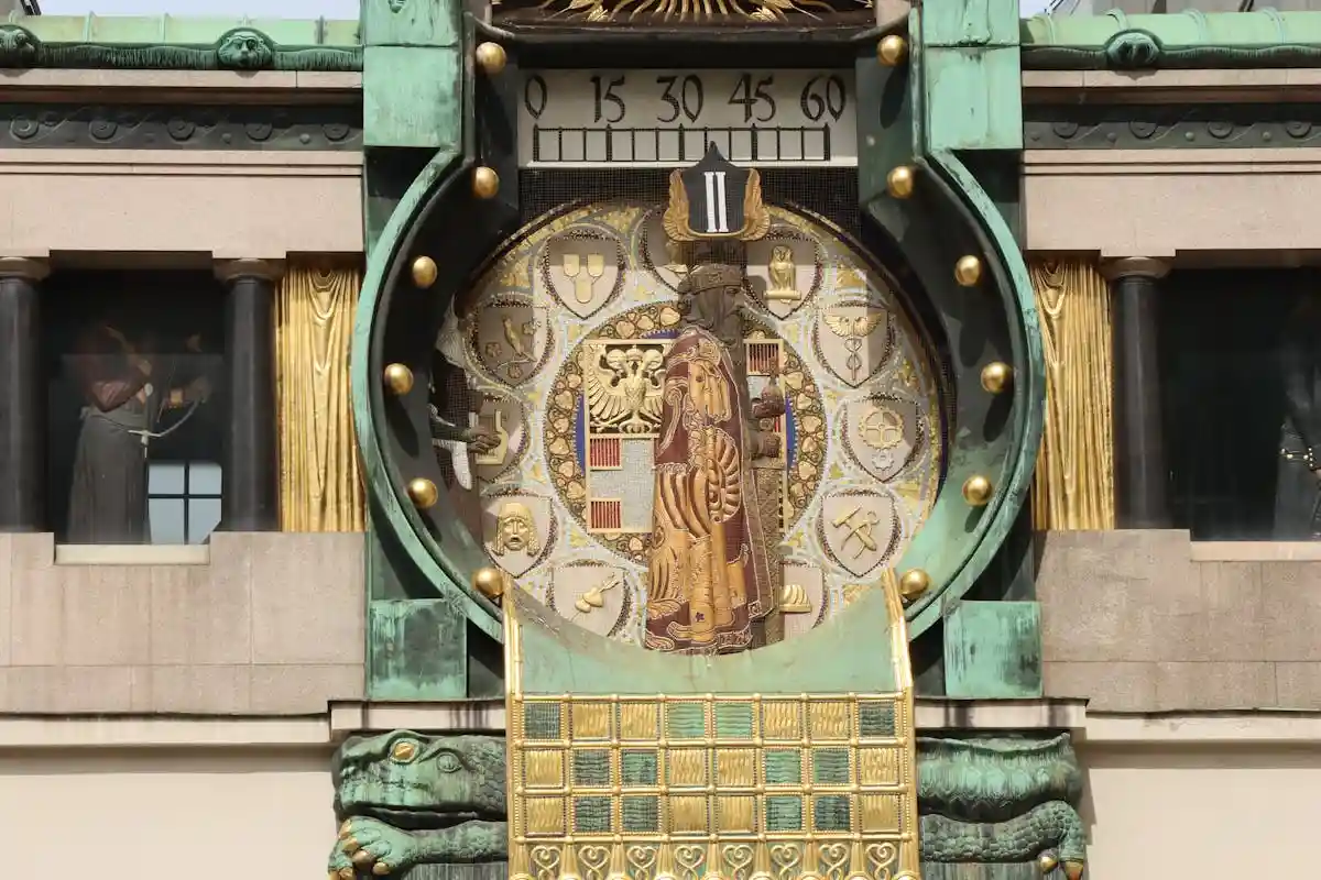 Історичний годинник Anker у Відні. Фото: Мартін Мурленд / Pexels.com