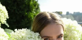 дівчина з квітами