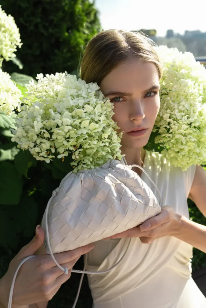 дівчина з квітами