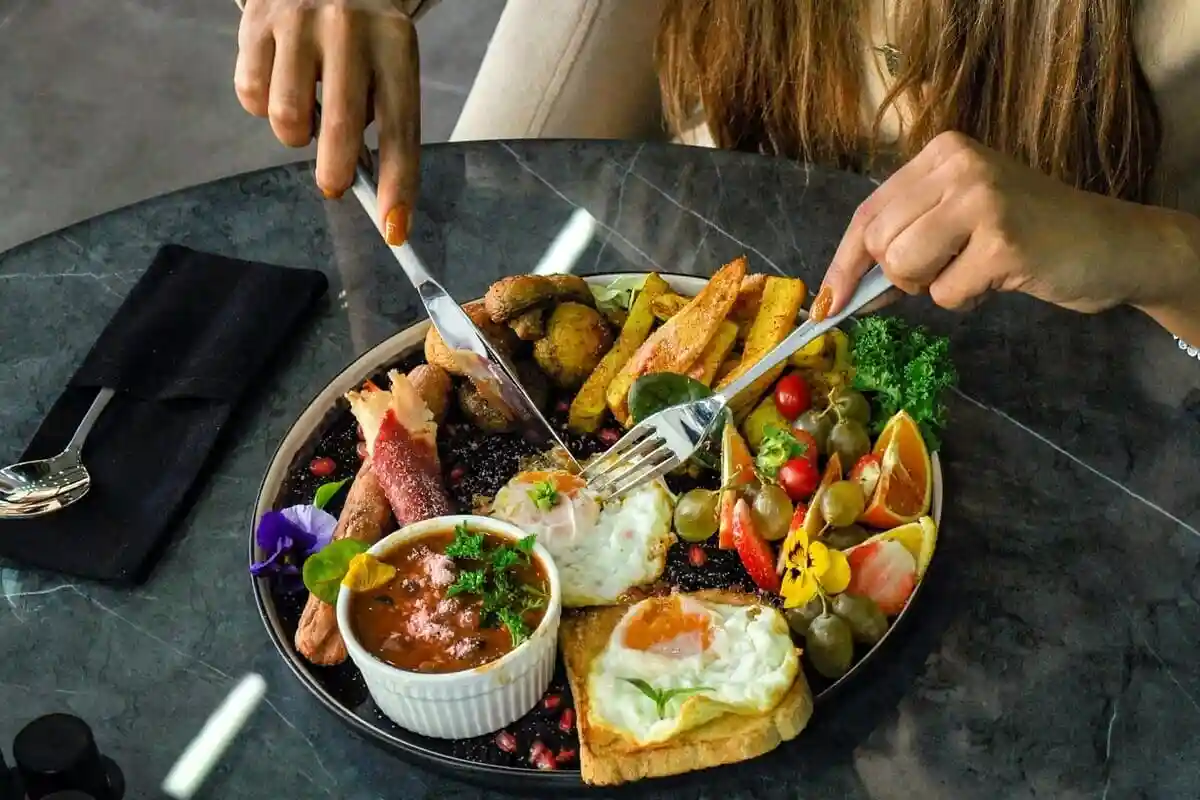 Чи працює повільне харчування проти ожиріння? Фото: Кімія Каземі / unsplash.com