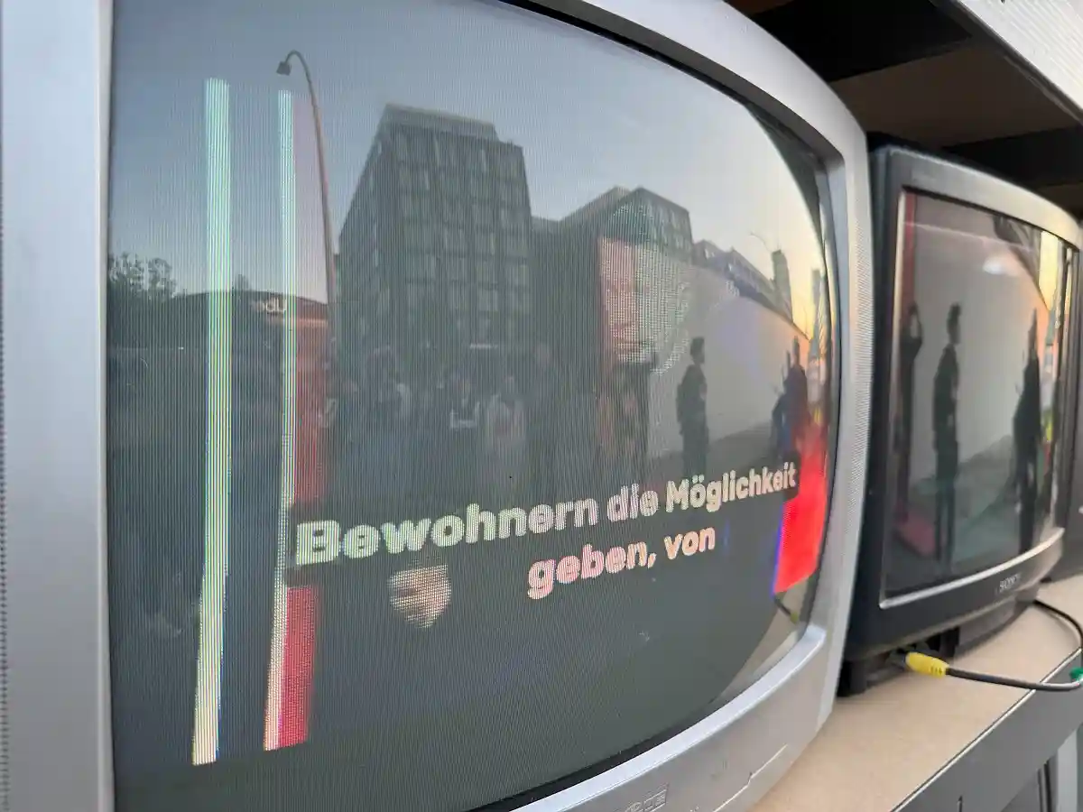 Як і на набережній Берліна, російська пропаганда була скорочена. Фото: aussiedlerbote.de