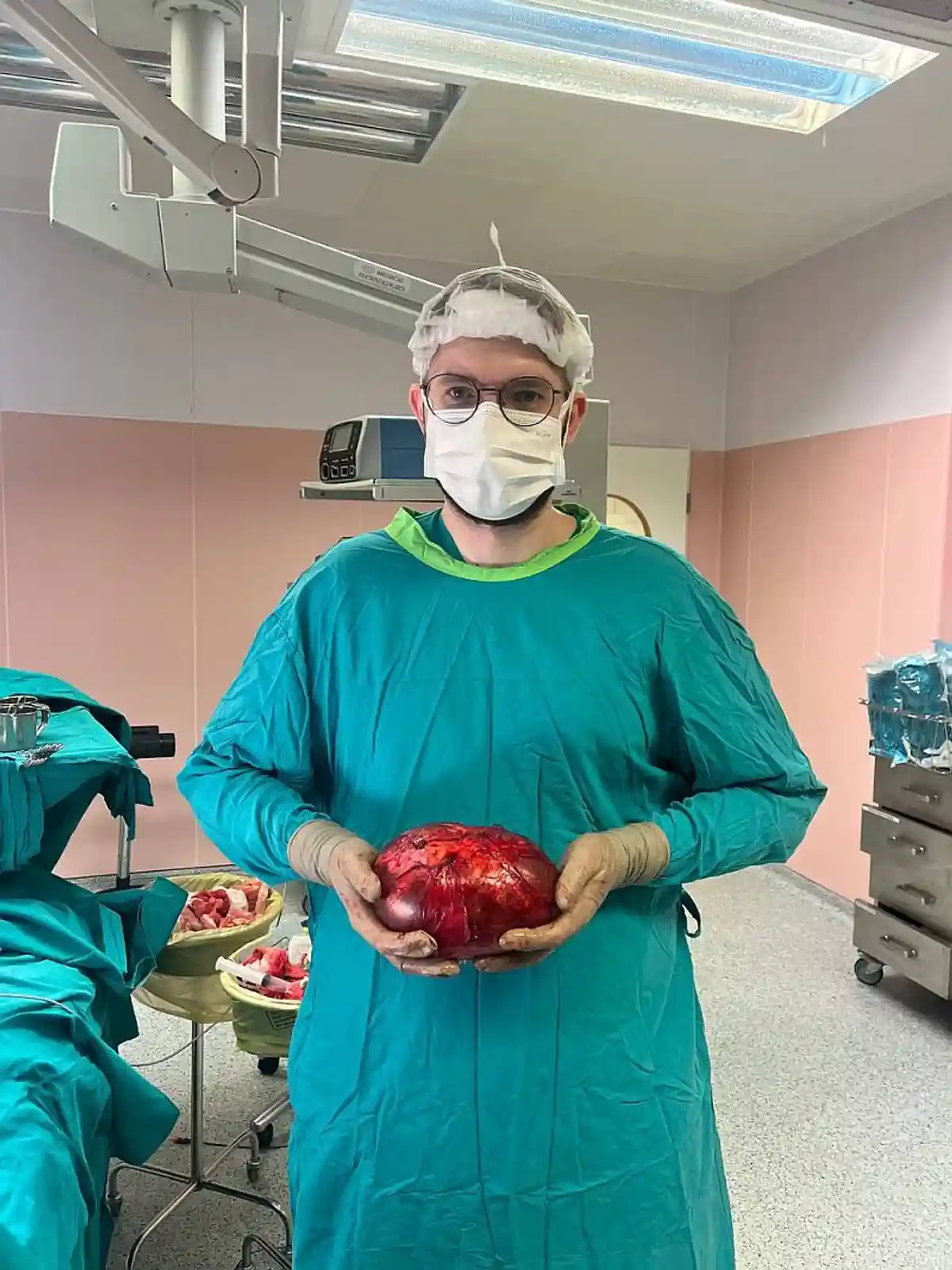 Хірург має величезну пухлину в руках хірурга. Фото: aussiedlerbote.de