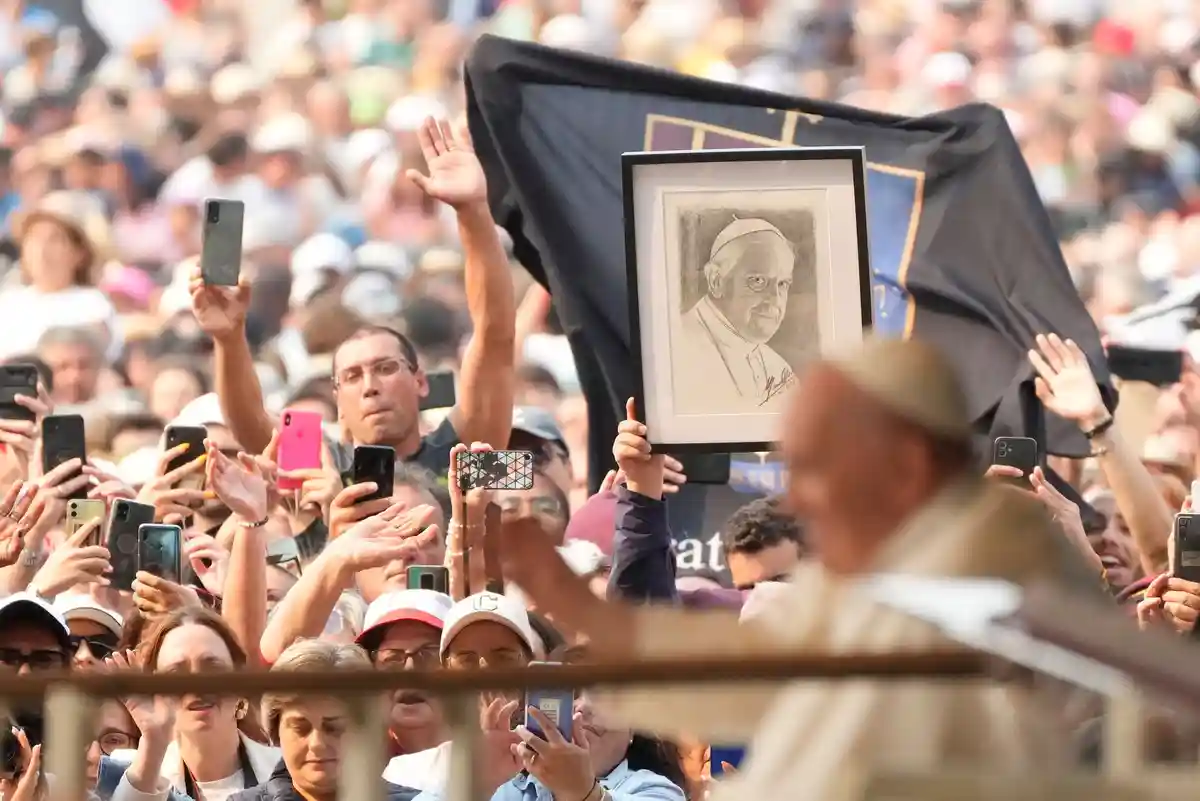 Віруючі вітають папу Франциска. Фото: Gregorio Borgia/AP