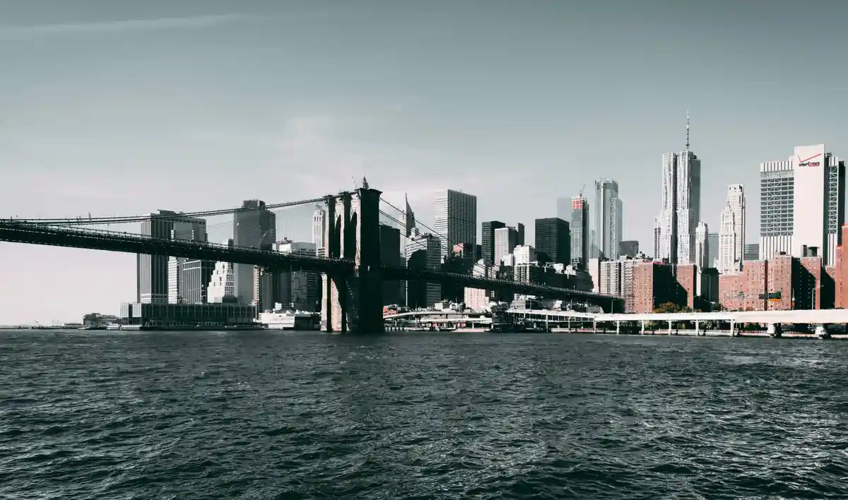 Мексиканський військовий корабель пробив Бруклінський міст у Нью -Йорку