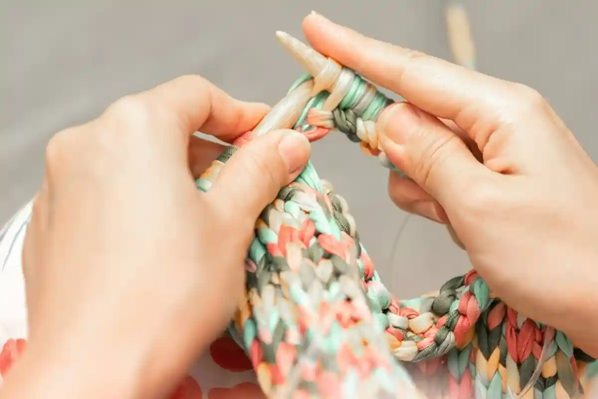 В’язання корисно проти стресу та деменції: що говорить наука. Фото: Tanaphong Tonechinda / unsplash.com