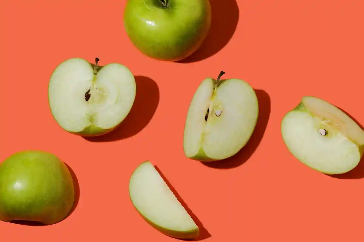 Чи є насіння яблук і чи варто того? Фото: Estydio Bloom / unsplash.com