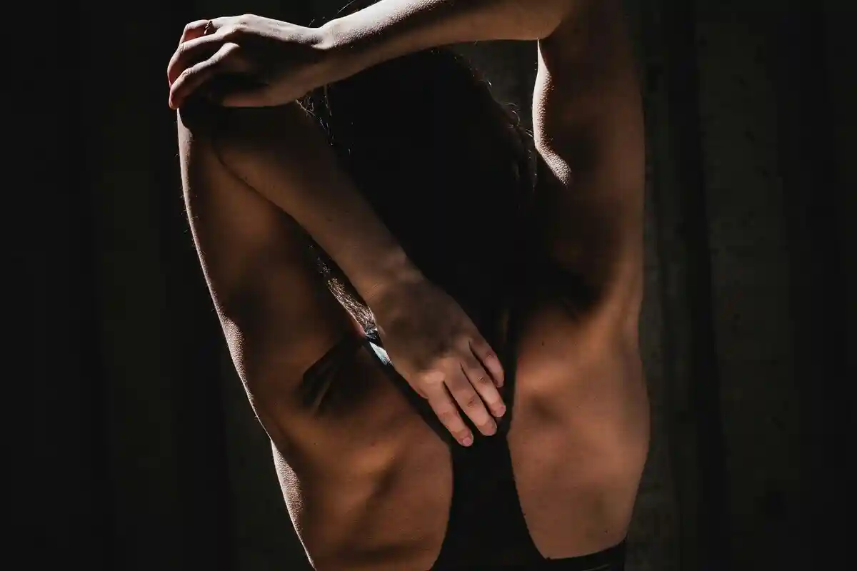 Як полегшити стрес у шиї та спині вправами. Фото: Morgan Petroski / unsplash.com