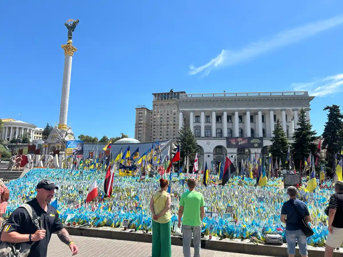 В Києві. Майданський Неезалевній.