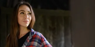 дівчина в рубашці