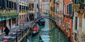 Кишені у Венеції нападають на цивільний захист