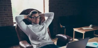 чоловік в кріслі