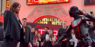 Робот Ілона Маска побився з людиною Робот Ілона Маска