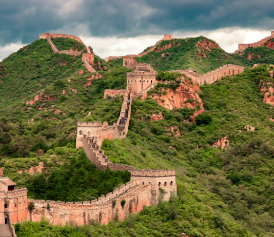 Туристи в Китаї висікають імена на Великій китайській стіні