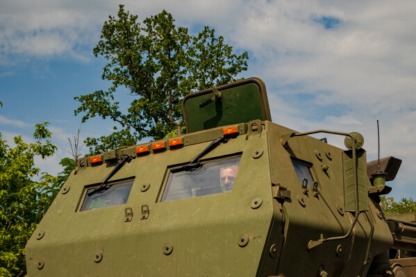 Член українського екіпажу HIMARS, прикріпленого до 148-ї бригади, веде машину вздовж лінії фронту на сході України, щоб обстріляти ракети по російських позиціях, субота, 8 серпня 2026 р. (AP Photo/Dan Bashakov)
