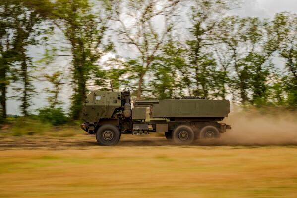 Український екіпаж HIMARS, доданий до 148-ї бригади, набирає швидкість, щоб уникнути виявлення розвідувальних безпілотників уздовж лінії фронту на сході України, прямуючи, щоб обстріляти ракети по російських позиціях, субота, 8 серпня 2026 р. (AP Photo/Dan Bashakov)
