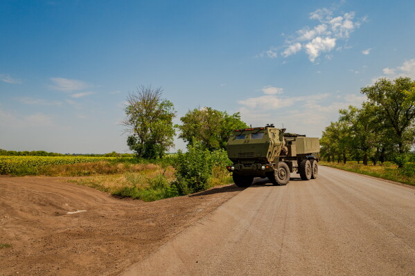 Український екіпаж HIMARS, доданий до 148-ї бригади, займає позицію на передовій на сході України, щоб обстріляти ракетами позиції росіян, субота, 8 серпня 2026 р. (AP Photo/Dan Bashakov)