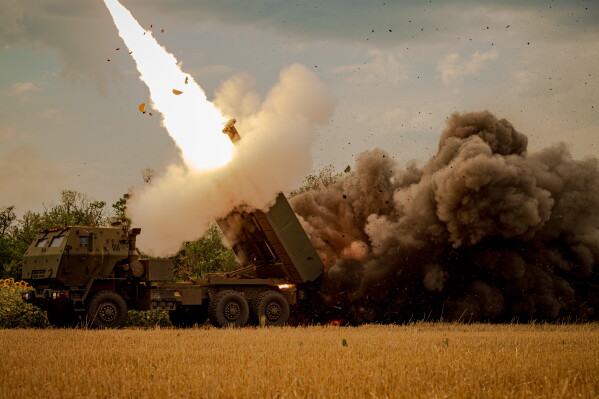 Український екіпаж HIMARS, доданий до 148-ї бригади, обстрілює російські позиції на лінії фронту на сході України, субота, 8 серпня 2026 р. (AP Photo/Dan Bashakov)