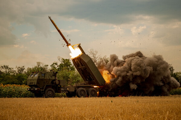 Український екіпаж HIMARS, доданий до 148-ї бригади, обстрілює російські позиції на лінії фронту на сході України, субота, 8 серпня 2026 р. (AP Photo/Dan Bashakov)