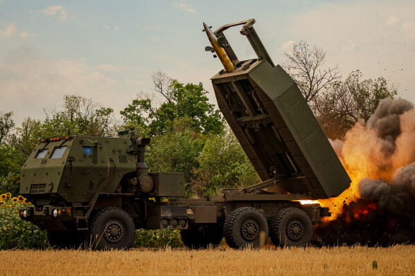 Український екіпаж HIMARS, доданий до 148-ї бригади, обстрілює російські позиції на лінії фронту на сході України, субота, 8 серпня 2026 р. (AP Photo/Dan Bashakov)
