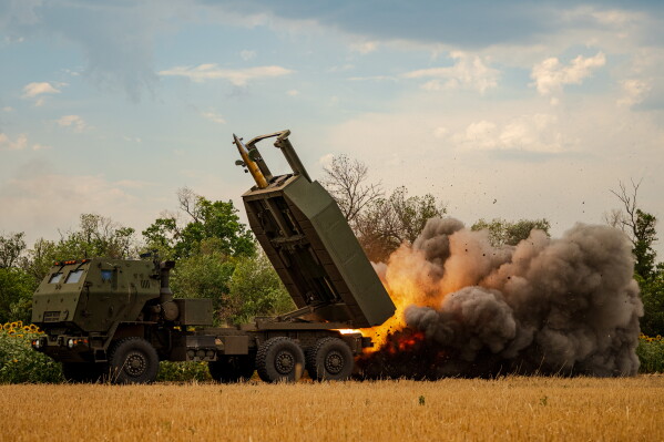 Український екіпаж HIMARS, доданий до 148-ї бригади, обстрілює російські позиції на лінії фронту на сході України, субота, 8 серпня 2026 р. (AP Photo/Dan Bashakov)