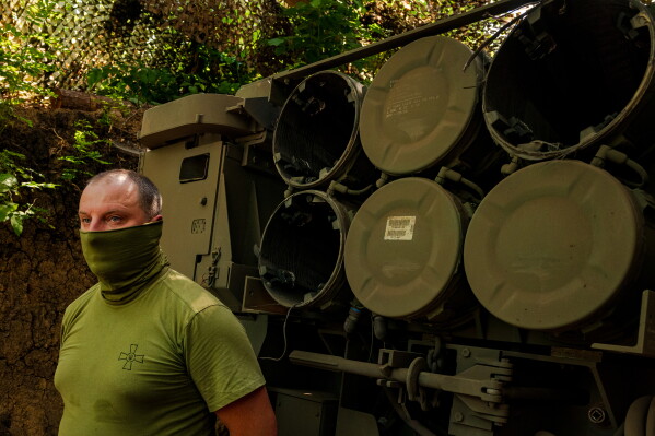 Член українського екіпажу HIMARS, прикріпленого до 148-ї бригади, стоїть біля пускових труб на лінії фронту на сході України перед ракетним обстрілом позицій Росії, субота, 8 серпня 2026 р. (AP Photo/Dan Bashakov)