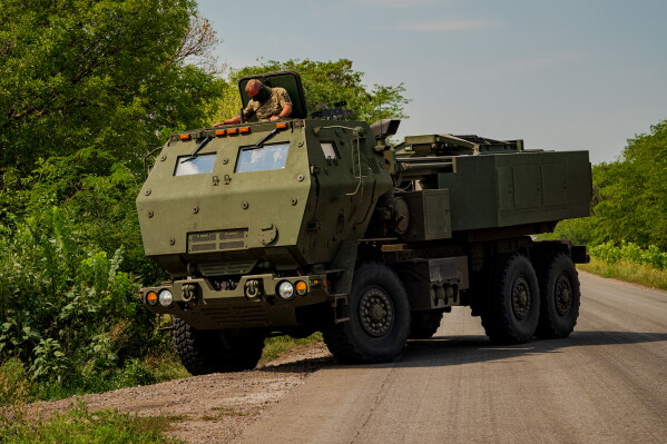 Український екіпаж HIMARS, доданий до 148-ї бригади, займає позицію на передовій на сході України, щоб обстріляти ракетами позиції росіян, субота, 8 серпня 2026 р. (AP Photo/Dan Bashakov)
