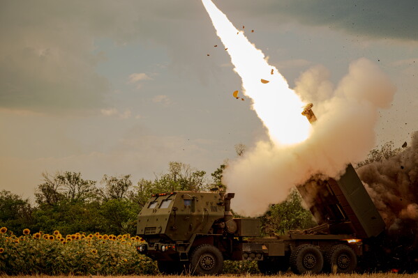 Український екіпаж HIMARS, доданий до 148-ї бригади, обстрілює російські позиції на лінії фронту на сході України, субота, 8 серпня 2026 р. (AP Photo/Dan Bashakov)