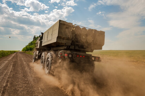 Український екіпаж HIMARS, доданий до 148-ї бригади, їде вздовж лінії фронту на сході України, щоб обстріляти ракети по російських позиціях, субота, 8 серпня 2026 р. (AP Photo/Dan Bashakov)