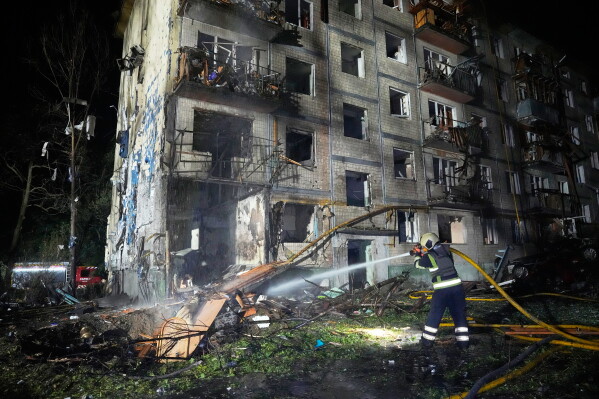 Співробітники ДСНС працюють над гасінням пожежі після ракетних обстрілів Росії в Києві, Україна, субота, 1 серпня 2026 р. (AP Photo/Efrem Lukatsky)